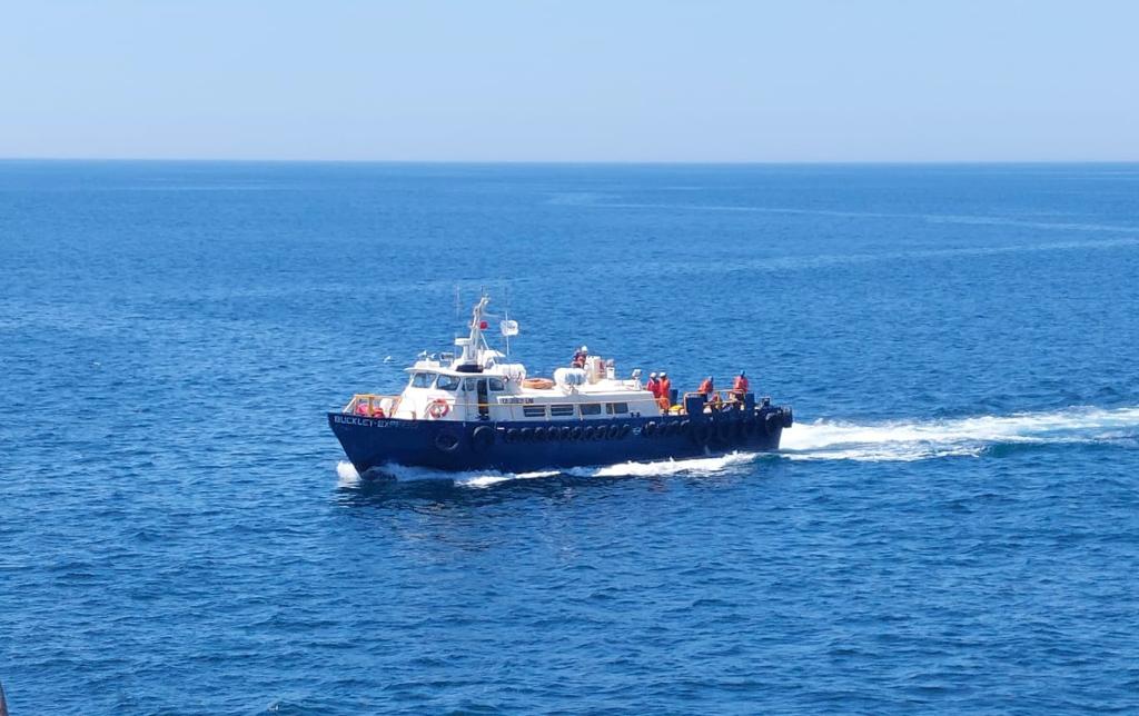 Imagen de embarcación de IMI del Perú en mar abierto durante un día soleado