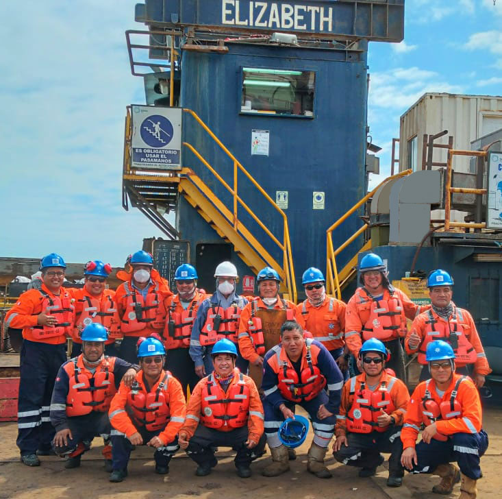Fotografía del equipo de personas que trabajan en IMI del Perú en la barcaza Elizabeth luego de finalizar una operación exitosa.